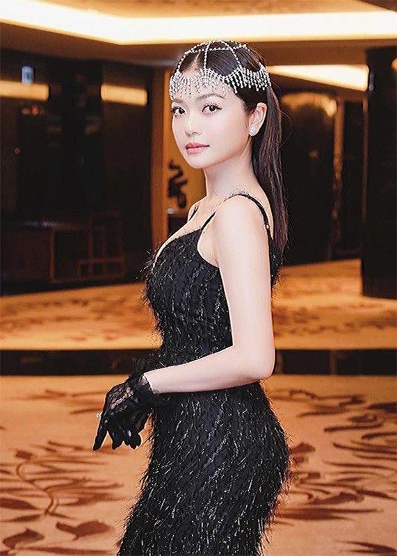 Chân dung nữ diễn viên nổi tiếng đến tâm lũ hỗ trợ người dân Chân dung nữ diễn viên nổi tiếng đến tâm lũ hỗ trợ người dân