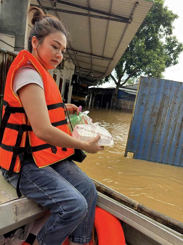 Chân dung nữ diễn viên nổi tiếng đến tâm lũ hỗ trợ người dân Chân dung nữ diễn viên nổi tiếng đến tâm lũ hỗ trợ người dân