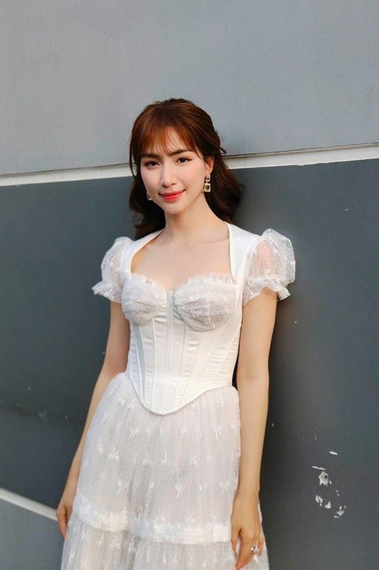 Hòa Minzy xin nhận nuôi bé gái mồ côi ở Làng Nủ Hòa Minzy xin nhận nuôi bé gái mồ côi ở Làng Nủ