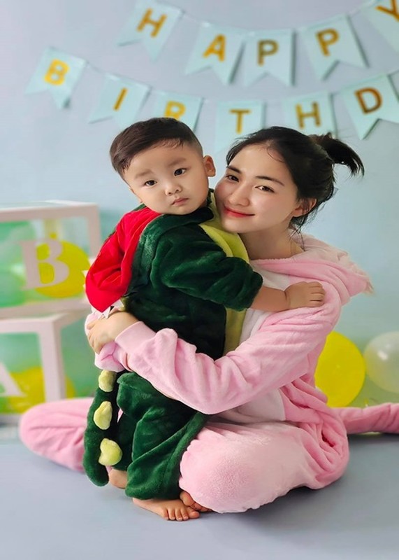 Hòa Minzy xin nhận nuôi bé gái mồ côi ở Làng Nủ Hòa Minzy xin nhận nuôi bé gái mồ côi ở Làng Nủ