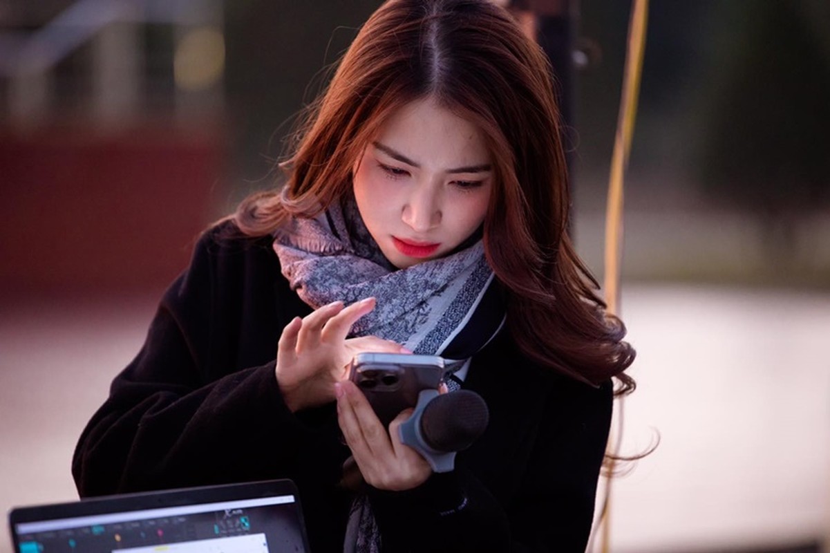 Hòa Minzy xin nhận nuôi bé gái mồ côi ở Làng Nủ Hòa Minzy xin nhận nuôi bé gái mồ côi ở Làng Nủ