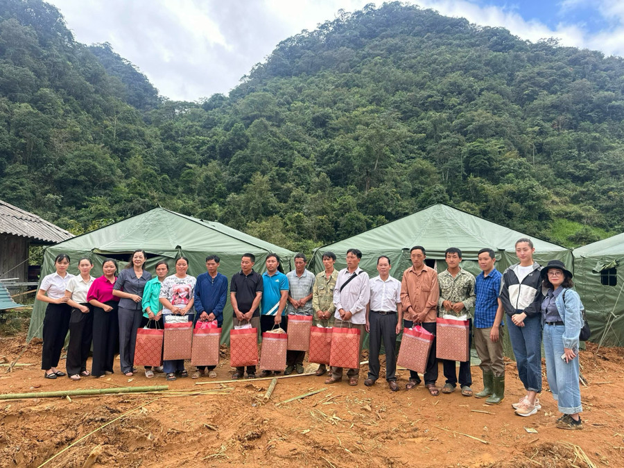 Hoa hậu Lương Thùy Linh bảo trợ cho 2 em bé mất cả cha lẫn mẹ ở Cao Bằng