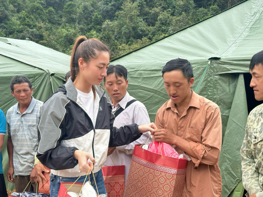 Hoa hậu Lương Thùy Linh bảo trợ cho 2 em bé mất cả cha lẫn mẹ ở Cao Bằng