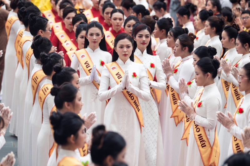 Hoa hậu Kiều Duy tri ân cha mẹ mùa Vu lan báo hiếu