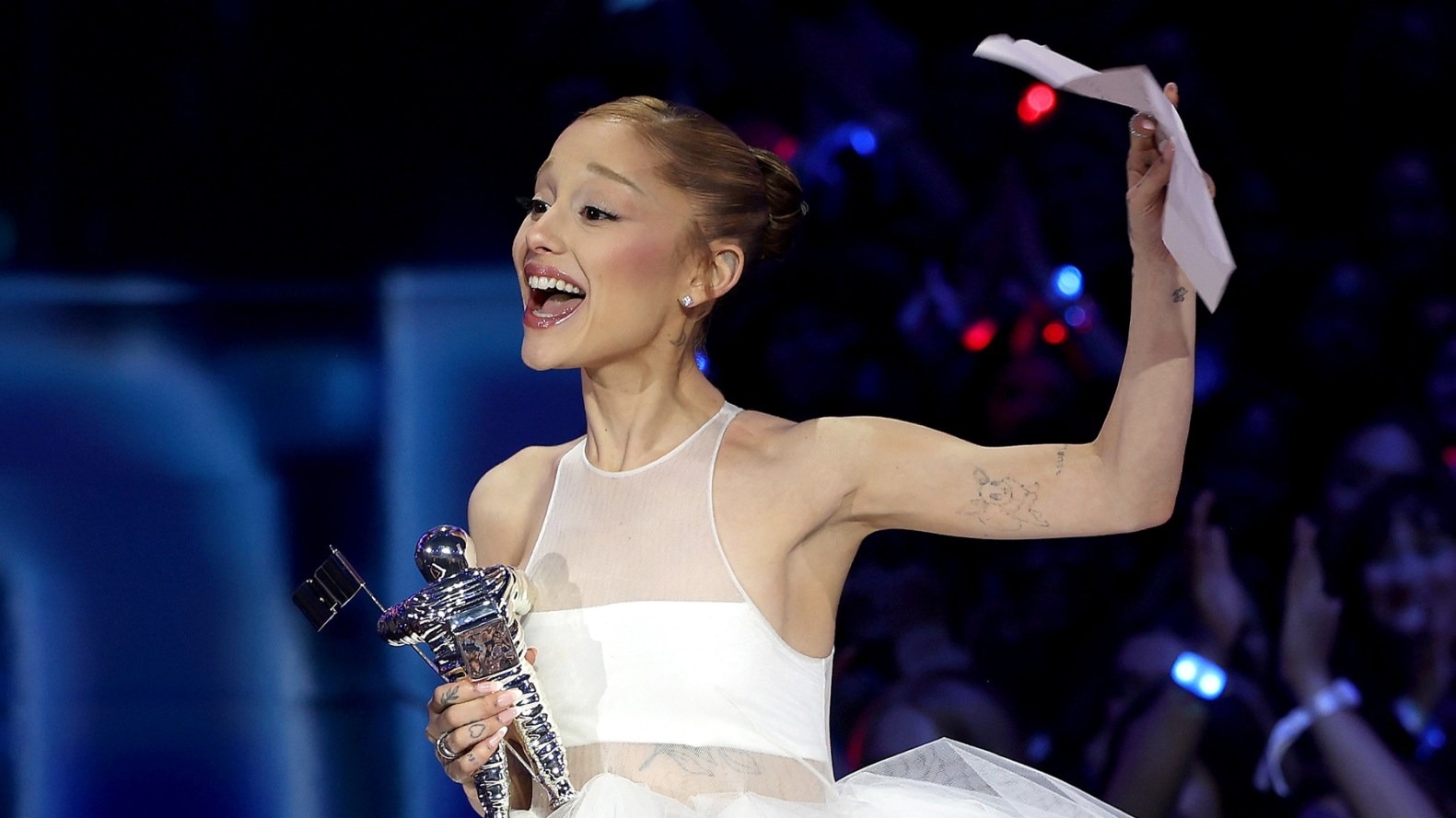 Ariana Grande thắng giải video tại VMAs 2025