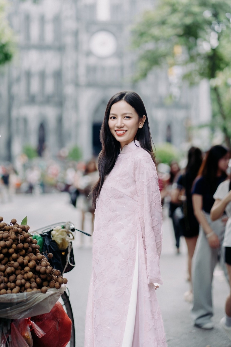 Nhan sắc đời thường gây nhớ thương của nữ chính Mưa Đỏ