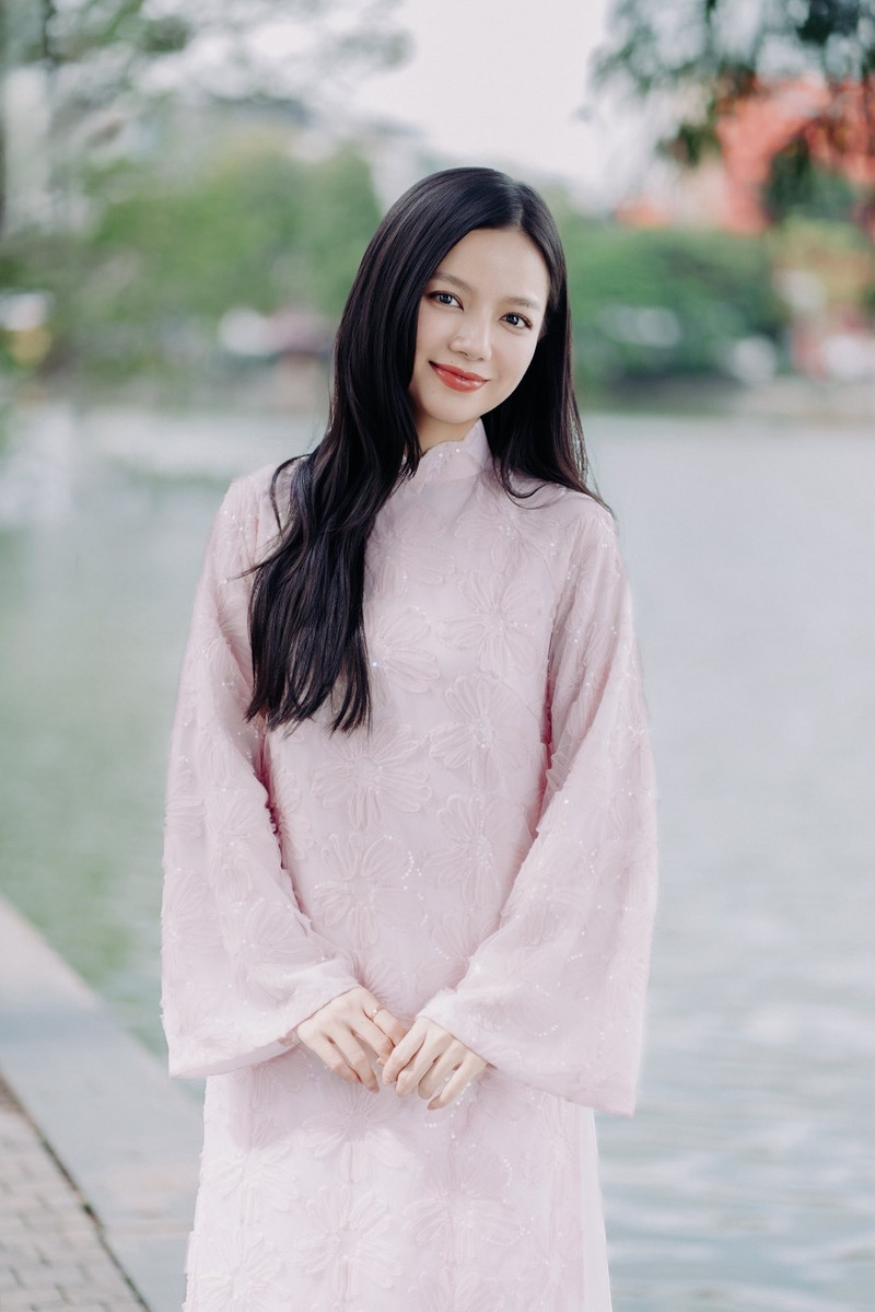 Nhan sắc đời thường gây nhớ thương của nữ chính Mưa Đỏ
