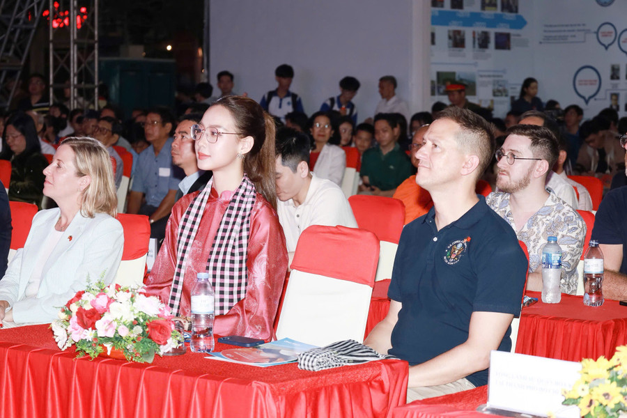 Hoa hậu Bảo Ngọc gây ấn tượng mạnh tại chương trình giao lưu hữu nghị Việt Mỹ