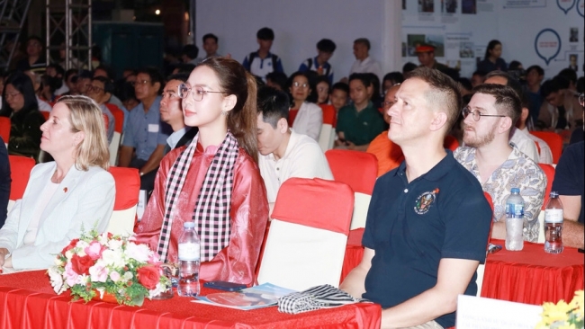 Hoa hậu Bảo Ngọc gây ấn tượng mạnh tại chương trình giao lưu hữu nghị Việt Mỹ
