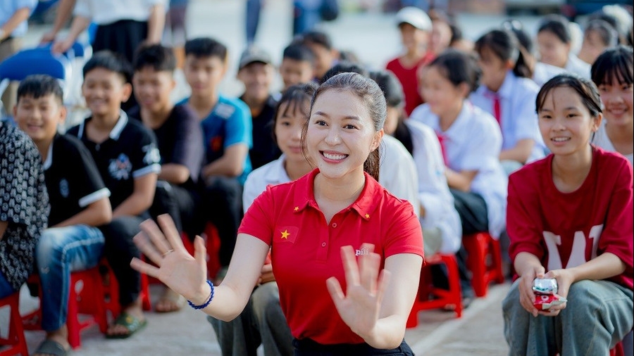 Hoa hậu Kiều Duy trao tặng tủ thuốc cho trẻ em miền núi