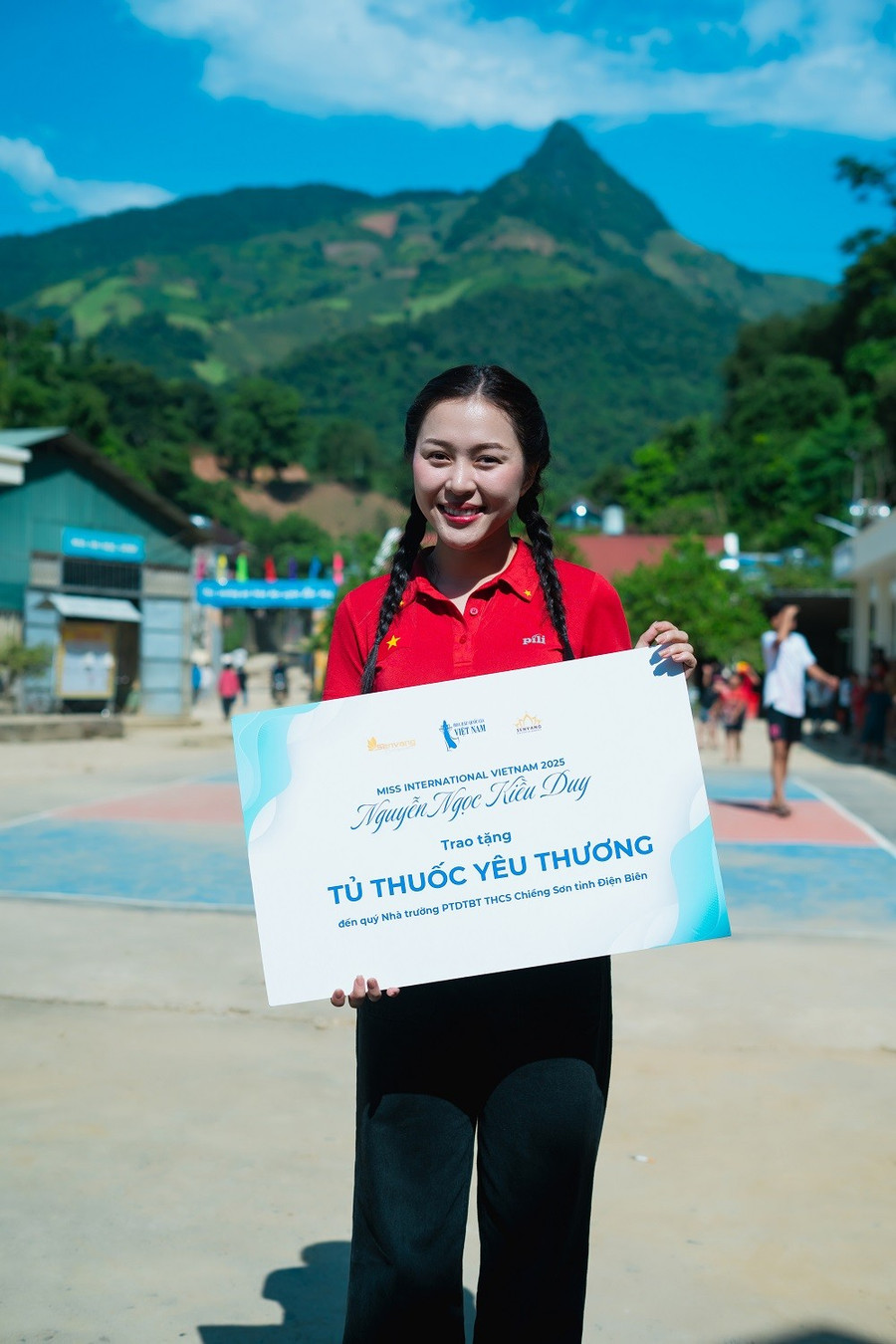 Hoa hậu Kiều Duy trao tặng tủ thuốc cho trẻ em miền núi