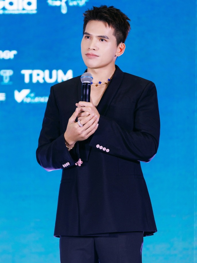 Ca sĩ Quốc Thiên hát để trồng 10.000 cây xanh