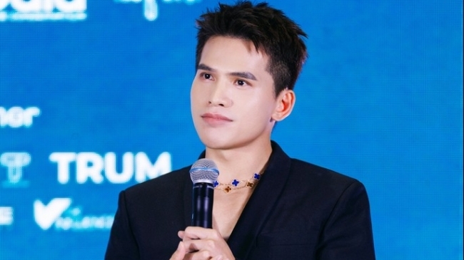 Ca sĩ Quốc Thiên hát để trồng 10.000 cây xanh