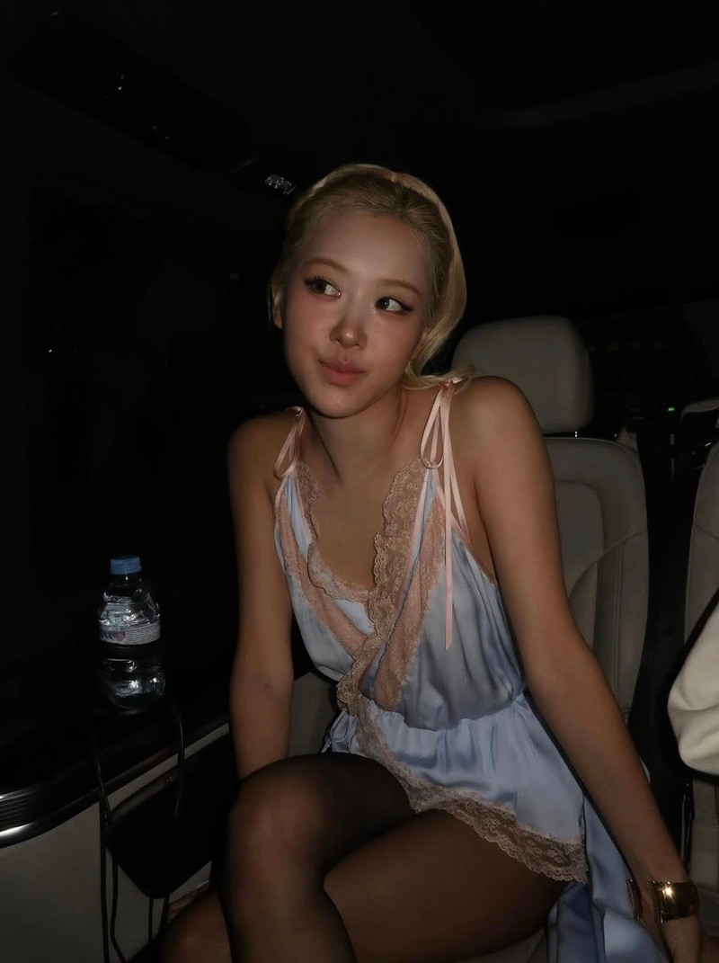 Rosé (BLACKPINK) gây tranh cãi dữ dội, bị chê mặc đồ ngủ đi dự sự kiện