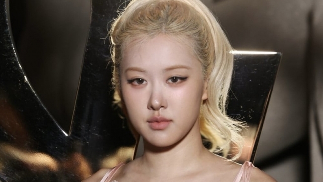 Rosé (BLACKPINK) gây tranh cãi dữ dội, bị chê mặc đồ ngủ đi dự sự kiện