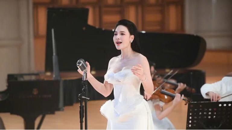 Ca sĩ Nhật Huyền lan tỏa giai điệu về đất nước, hòa bình
