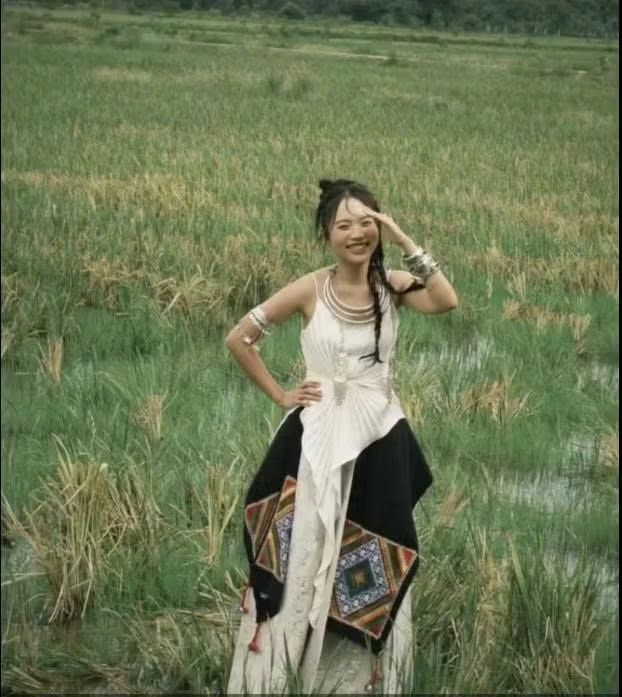 Phương Mỹ Chi gỡ hình ảnh gây tranh cãi về khăn Piêu