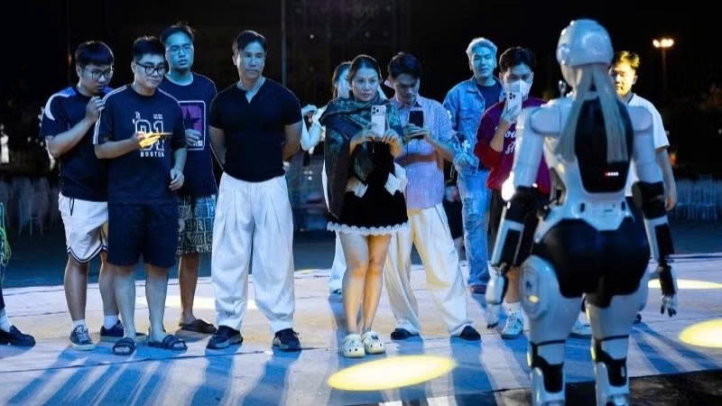 Robot hình người đồng diễn cùng thí sinh trong đêm chung kết Miss Galaxy Vietnam 2026