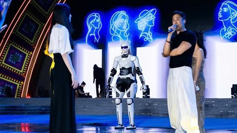 Robot hình người đồng diễn cùng thí sinh trong đêm chung kết Miss Galaxy Vietnam 2026