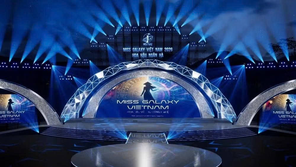Robot hình người đồng diễn cùng thí sinh trong đêm chung kết Miss Galaxy Vietnam 2026