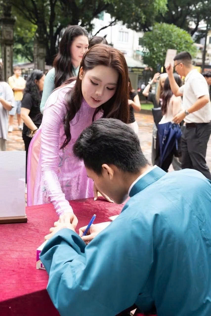 Hoa hậu, nghệ sĩ nô nức ‘Nhận học bạ - làm Giám sinh’ tại Văn Miếu