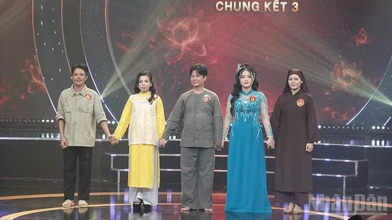Ba thí sinh Huỳnh Kim Tho, Trần Văn Khiêm và Võ Thị Bé bước vào đêm Chung kết xếp hạng Chuông vàng vọng cổ 2026 Ba thí sinh Huỳnh Kim Tho, Trần Văn Khiêm và Võ Thị Bé bước vào đêm Chung kết xếp hạng Chuông vàng vọng cổ 2026