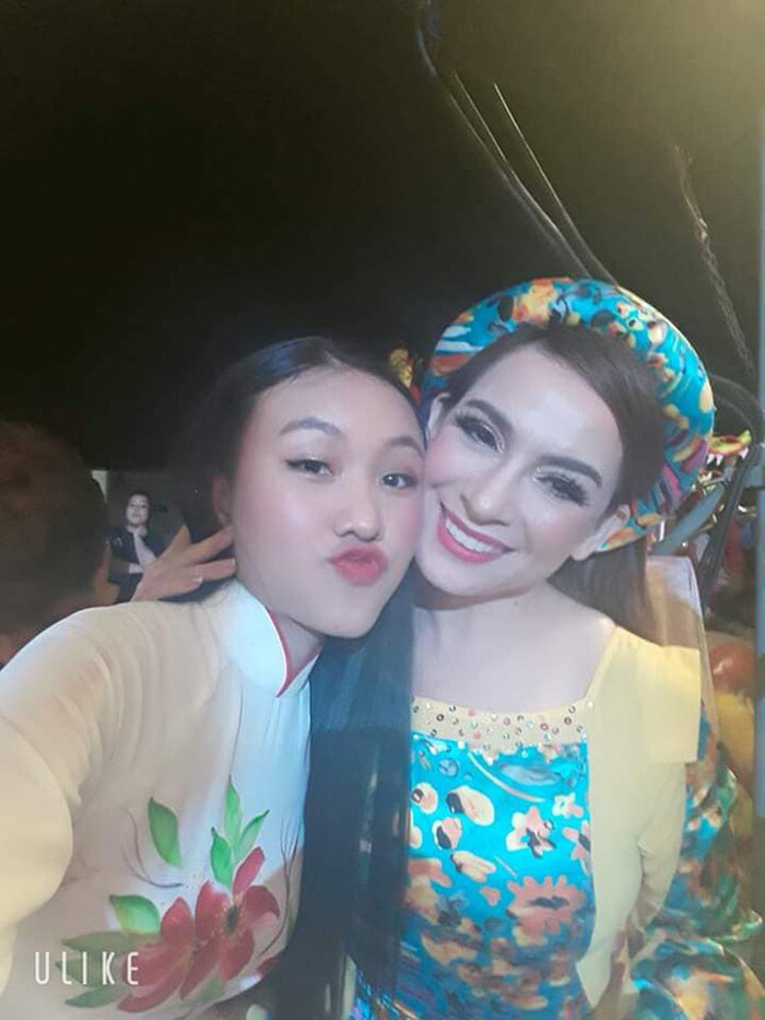 Trong khi Hồ Văn Cường vẫn giữ im lặng, con gái nuôi Phi Nhung lên tiếng bảo vệ mẹ giữa ồn ào cát-sê
