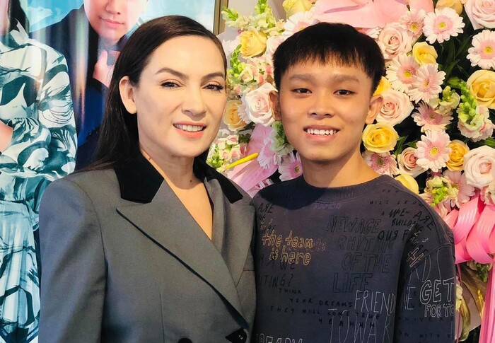 Trong khi Hồ Văn Cường vẫn giữ im lặng, con gái nuôi Phi Nhung lên tiếng bảo vệ mẹ giữa ồn ào cát-sê