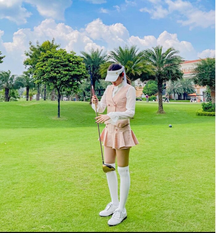 Á hậu Huyền My chơi golf thôi mà lên đồ sang chảnh như đi tiệc thời trang Á hậu Huyền My chơi golf thôi mà lên đồ sang chảnh như đi tiệc thời trang