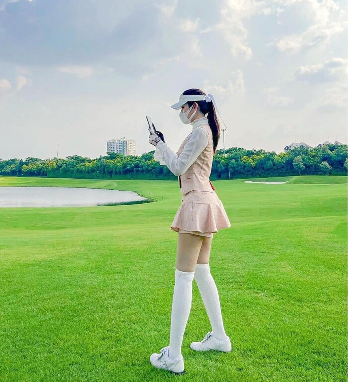 Á hậu Huyền My chơi golf thôi mà lên đồ sang chảnh như đi tiệc thời trang