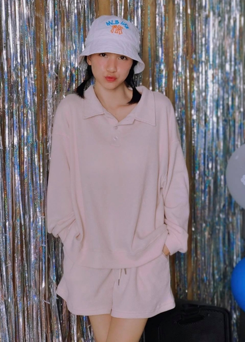 Hòa Minzy mặc đẹp với đồ hơn 100 nghìn đồng