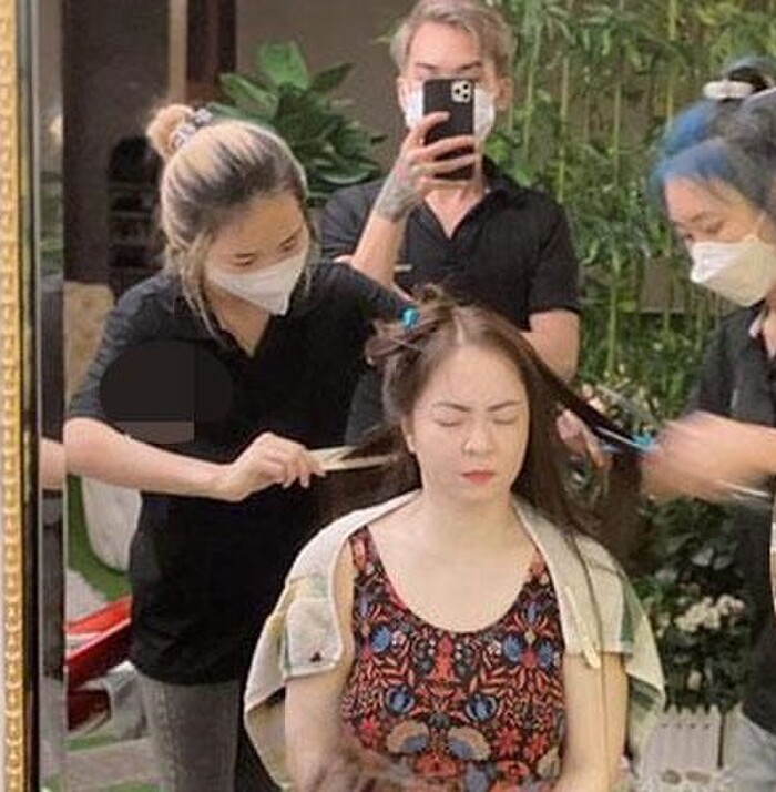 CEO Đại Nam được ê-kíp chăm sóc trước lúc livestream, ảnh mặt mộc với khi makeup khác 'một trời một vực'