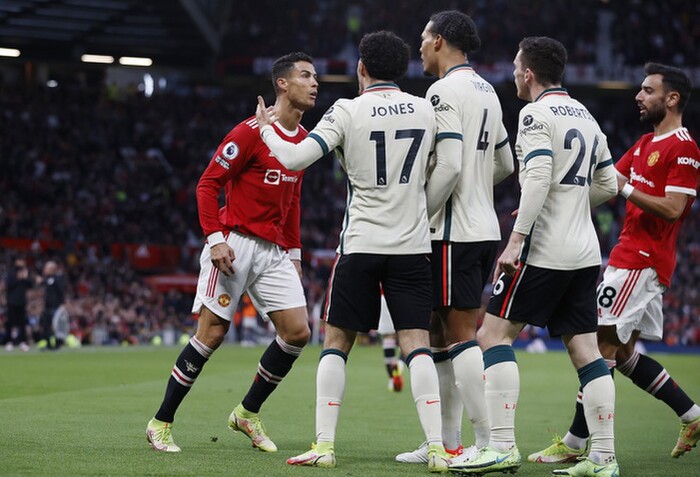 CĐV Liverpool 'động viên' HLV Solskjaer: Hãy ở lại với Man United!