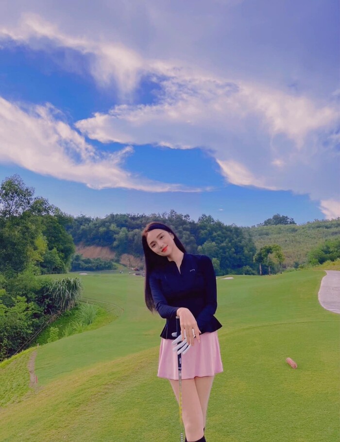 Hoa hậu Đỗ Mỹ Linh, Hương Giang đua nhau mặc váy nữ sinh đi đánh golf