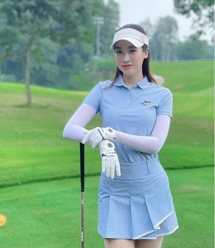 Hoa hậu Đỗ Mỹ Linh, Hương Giang đua nhau mặc váy nữ sinh đi đánh golf