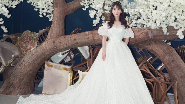Dương Tử xúng xính trong bộ váy cưới bồng bềnh xinh như công chúa