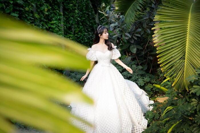 Triệu Lệ Dĩnh, Dương Tử diện váy trắng xinh đẹp ngút ngàn khiến fans reo hò  liên tục | Váy cưới ren, Đám cưới, Nữ thần