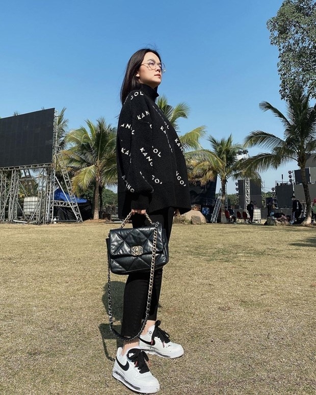 Sao Việt ngày 31/10: Siêu mẫu Thanh Hằng "lên đồ" all black dạo phố