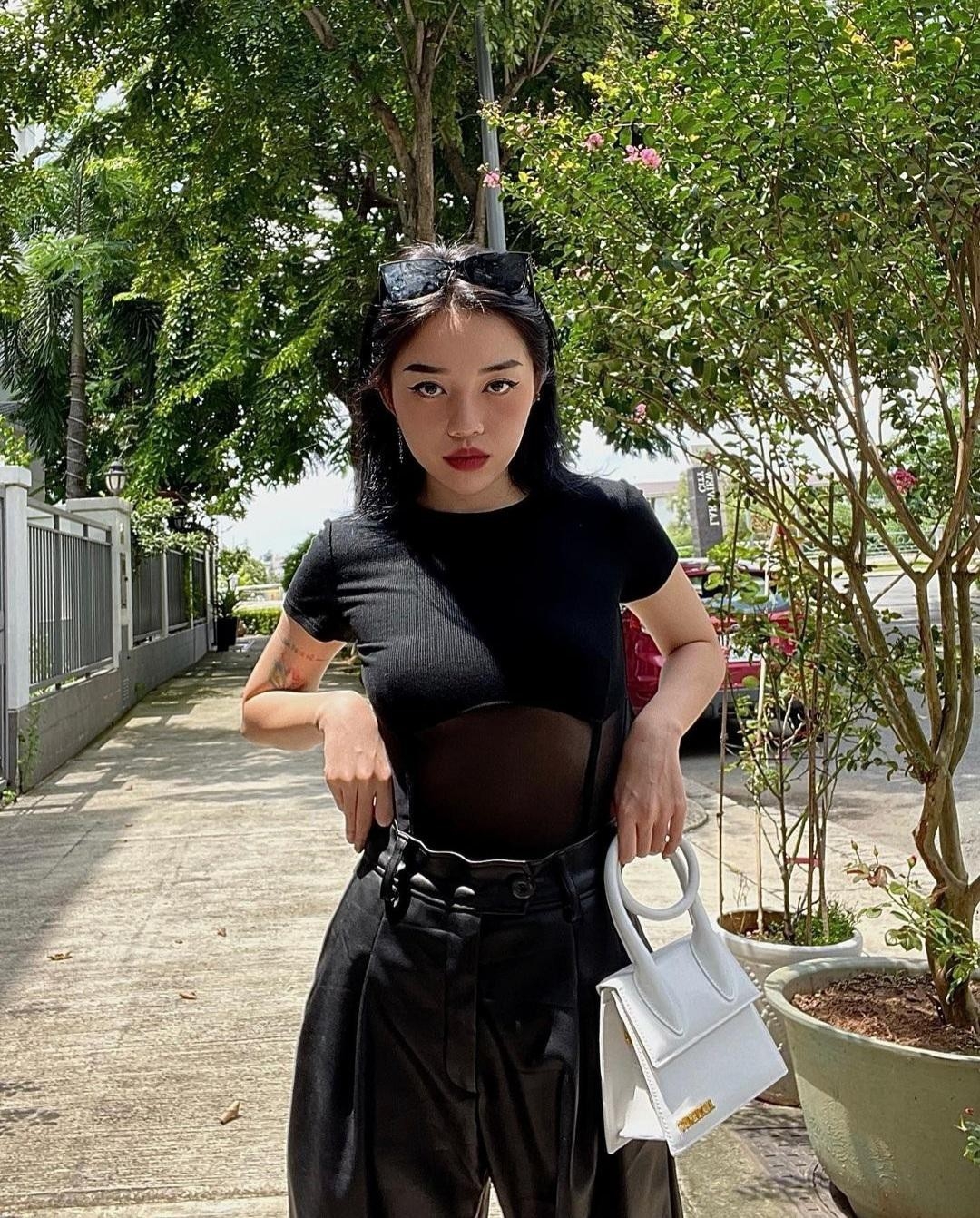 Sao Việt ngày 31/10: Siêu mẫu Thanh Hằng "lên đồ" all black dạo phố