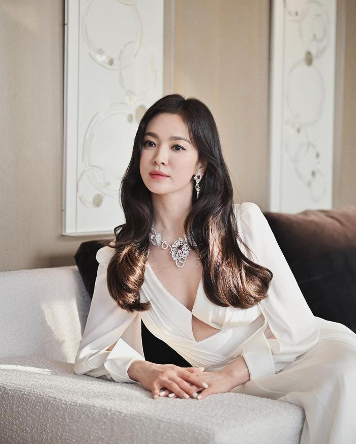 Song Hye Kyo thoải mái để mặt mộc, tổ chức tiệc tại gia với các "chị đẹp"