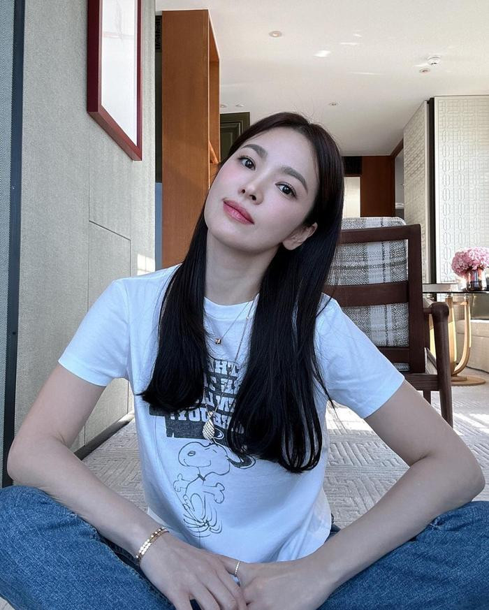 Song Hye Kyo thoải mái để mặt mộc, tổ chức tiệc tại gia với các "chị đẹp"