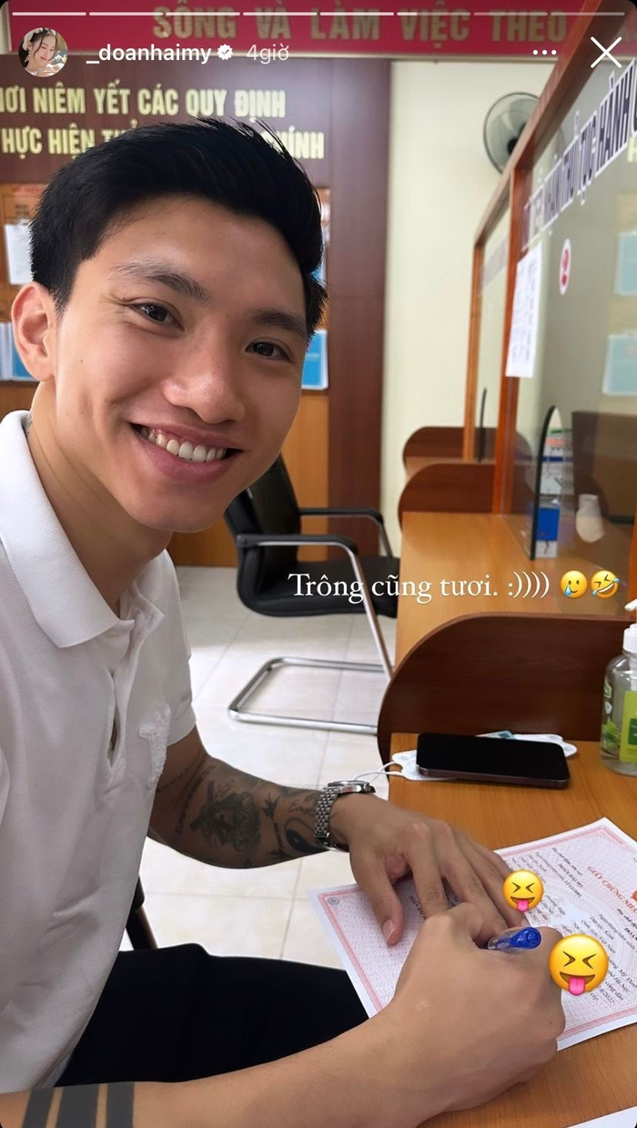 Doãn Hải My cười thích thú trước một hành động của Đoàn Văn Hậu khi đăng ký kết hôn Doãn Hải My cười thích thú trước một hành động của Đoàn Văn Hậu khi đăng ký kết hôn