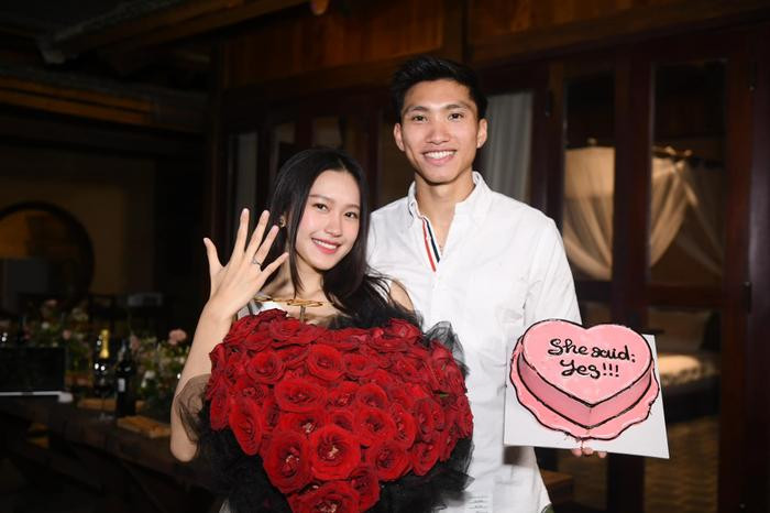 Doãn Hải My cười thích thú trước một hành động của Đoàn Văn Hậu khi đăng ký kết hôn Doãn Hải My cười thích thú trước một hành động của Đoàn Văn Hậu khi đăng ký kết hôn