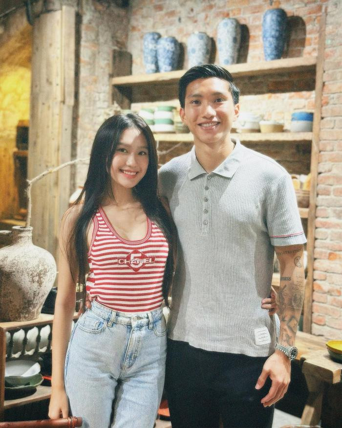 Doãn Hải My cười thích thú trước một hành động của Đoàn Văn Hậu khi đăng ký kết hôn Doãn Hải My cười thích thú trước một hành động của Đoàn Văn Hậu khi đăng ký kết hôn