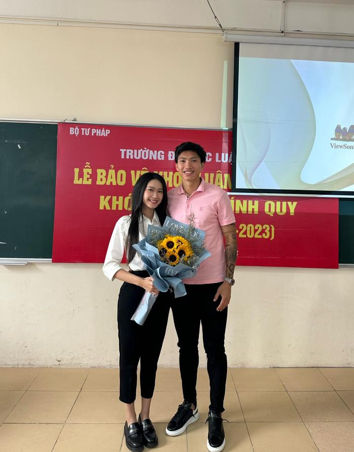 Doãn Hải My cười thích thú trước một hành động của Đoàn Văn Hậu khi đăng ký kết hôn Doãn Hải My cười thích thú trước một hành động của Đoàn Văn Hậu khi đăng ký kết hôn