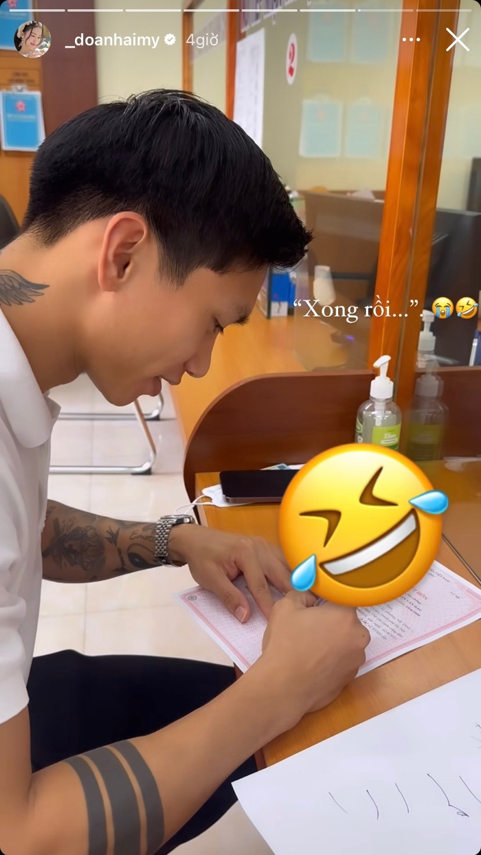 Doãn Hải My cười thích thú trước một hành động của Đoàn Văn Hậu khi đăng ký kết hôn Doãn Hải My cười thích thú trước một hành động của Đoàn Văn Hậu khi đăng ký kết hôn