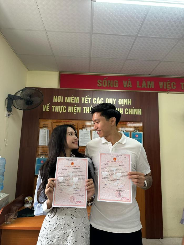 Doãn Hải My cười thích thú trước một hành động của Đoàn Văn Hậu khi đăng ký kết hôn Doãn Hải My cười thích thú trước một hành động của Đoàn Văn Hậu khi đăng ký kết hôn