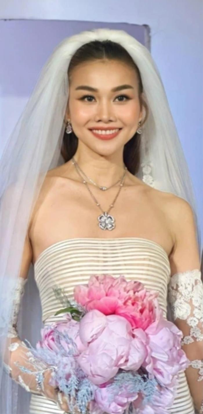 Mai Ngô bắt hoa cưới trong hôn lễ Thanh Hằng: "Sao tới nhanh vậy"
