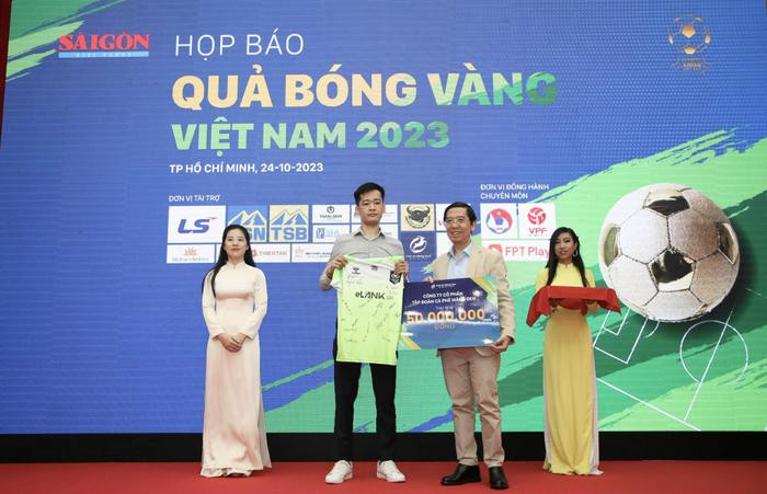 Ra mắt QBV 2023: Áo đấu của Huỳnh Như được bán để giúp đỡ các cựu cầu thủ