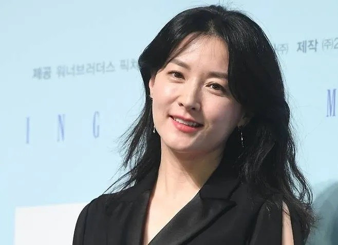 Mặt mộc gây choáng váng của Lee Young Ae và Chae Si Ra